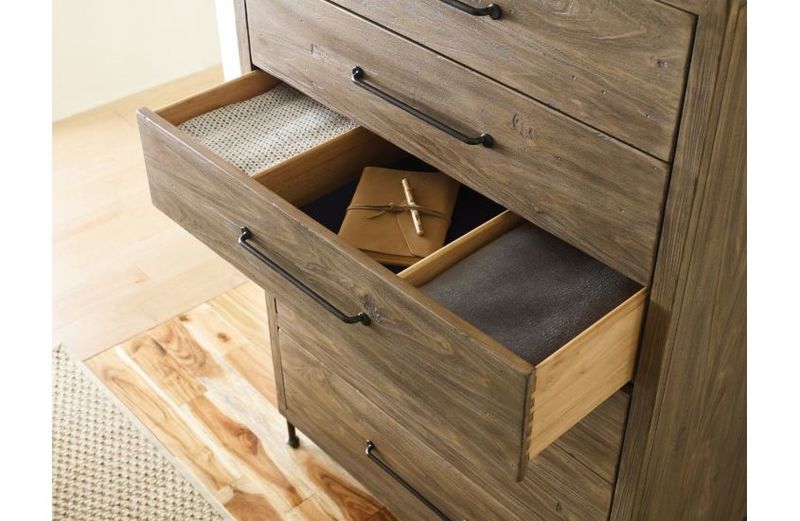 Upgrade your Chattanooga bedroom furniture with a piece like this from Kincaid! Drawer dividers make organizing your bedroom simple.